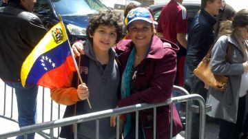 Susana Ríos fue con su hijo  a votar en el consulado venezolano.