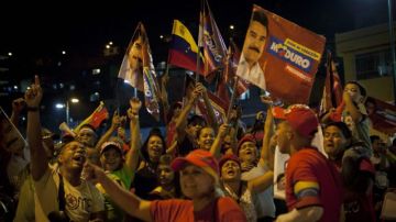 Seguidores del candidato presidencial Nicolás Maduro se reúnen hoy en la parroquia 23 de enero, en Caracas (Venezuela).