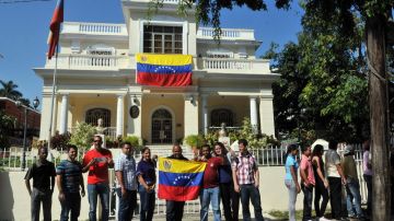 Estudiantes venezolanos en Cuba hacen fila para votar hoy, domingo 14 de abril del 2013, en la sede del Consulado de su país en La Habana (Cuba).
