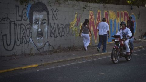Vista de un mural con propaganda política apoyando al candidato Nicolás Maduro hoy.