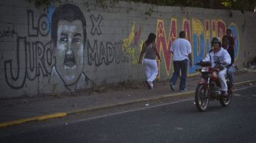Vista de un mural con propaganda política apoyando al candidato Nicolás Maduro hoy.