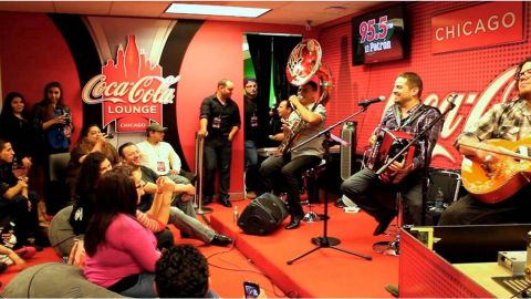 En su visita a Chicago la semana pasada en las instalaciones de la radiodifusora El Patrón 95.5 FM, el grupo se sentó con sus seguidores.