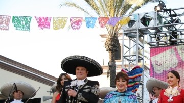 Arturo Peniche, Angélica María, Danna García, Jorge Salinas y Rafael Negrete, el elenco principal de 'Qué bonito amor'.