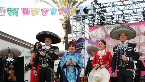 Arturo Peniche, Angélica María, Danna García, Jorge Salinas y Rafael Negrete, el elenco principal de 'Qué bonito amor'.