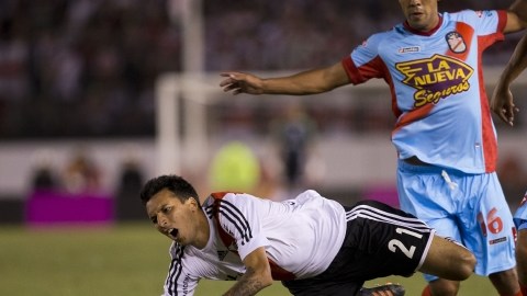 Leonel Vangioni, del River Plate, es deribado por Gonzalo Espinoza (centro) y Eduardo Casais, del Arsenal, en el encuentro de ayer en El Monumental, de donde los aficionados se fueron decepcionados.