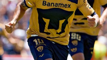 Martín Bravo grita a todo pulmón tras marcarle a los Tigres un golazo de media tijera y empatar el partido para Pumas ayer en CU.
