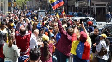 En las afueras del Consulado de Venezuela en Manhattan, los venezolanos celebraron la fiesta electoral con símbolos nacionales y gran entusiasmo.