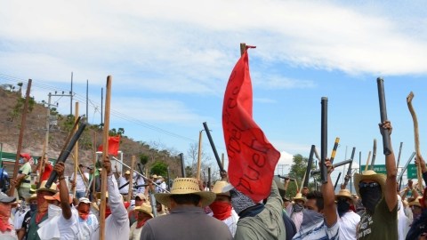 Maestros  bloquean una autopistaen Chilpancingo, México,  en protesta contra la reforma educativa.