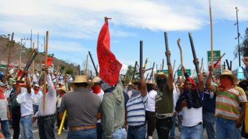 Maestros  bloquean una autopistaen Chilpancingo, México,  en protesta contra la reforma educativa.