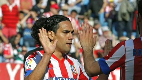 Radamel Falcao (izq.) celebra  junto a Raúl García (d)  su segundo gol marcado ante Granada, que cayó apaleado por 5-0 por el Atlético de Madrid.