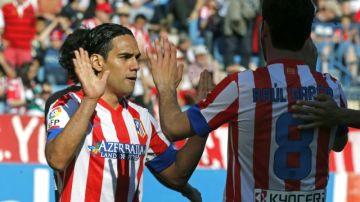 Radamel Falcao (izq.) celebra  junto a Raúl García (d)  su segundo gol marcado ante Granada, que cayó apaleado por 5-0 por el Atlético de Madrid.