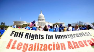Miles de personas se congregaron  el 10 de abril, frente al Capitolio, para demandar al Congreso  la aprobación de una reforma migratoria  que acabe con las deportaciones y legalice a unos 11 millones de indocumentados que viven en EE.UU.
