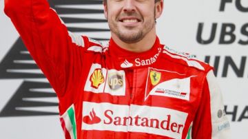 El piloto español  Fernando Alonso celebra el triunfo en China.