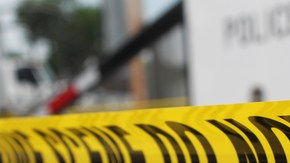 Oficiales hicieron una búsqueda en el vecindario hasta que vieron un zapato flotando en el agua negruzca de la piscina de un vecino.