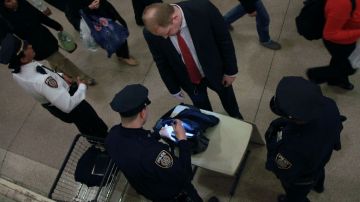 Policías de la Ciudad de Nueva York se encuentran revisando el equipaje de algunos pasajeros en las diversas estaciones del tren.