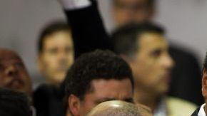 Nicolás Maduro (c) saluda tras ser proclamado presidente de Venezuela ante el Consejo Nacional Electoral hoy en Caracas (Venezuela).