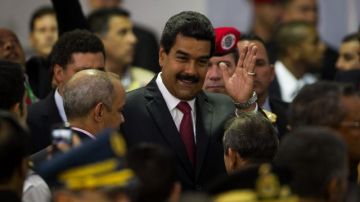 Nicolás Maduro (c) saluda tras ser proclamado presidente de Venezuela ante el Consejo Nacional Electoral hoy en Caracas (Venezuela).