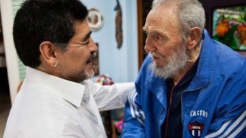Fidel Castro (d) reunido con el ex futbolista argentino Diego Armando Maradona (i) este domingo en La Habana (Cuba).