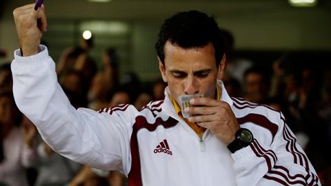 Capriles quiere ver el recuento final.