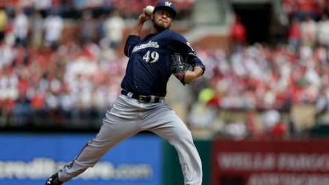El mexicano tendrá que pagar una multa de $1,100 y enfrentar el castigo de la directiva de los 'brewers'.