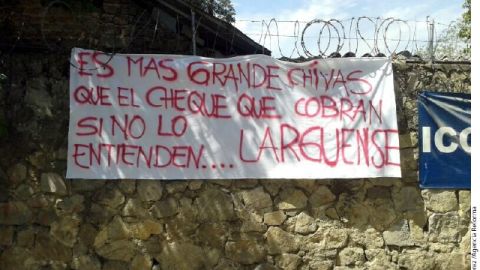 Manta que colgaron ayer aficionados del Rebaño cerca de donde entrenaban los jugadores.