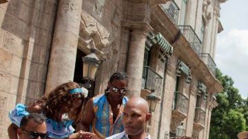 La pareja caminando por las calles de La Habana.