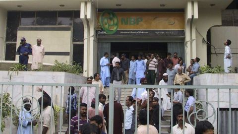 En Pakistán, ciudadanos permanecieron fuera de los edificios temiendo a las réplicas.
