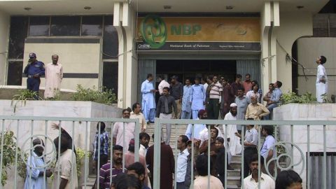 En Pakistán, ciudadanos permanecieron fuera de los edificios temiendo a las réplicas.
