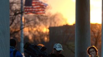 Anoche, varias personas se reunieron para participar de una vigilia en Boston por las víctimas del ataque terrorista.