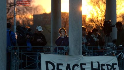 Anoche, varias personas se reunieron para participar de una vigilia en Boston por las víctimas del ataque terrorista.