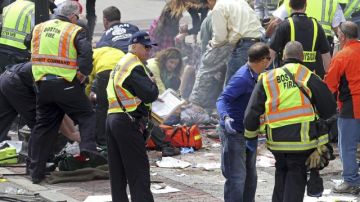 Rescatistas atienden a un herido después de la explosión en la línea de meta de la edición 117 del Maratón de Boston en Boston (EE.UU.).