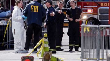 Agentes del FBI y fuerzas de seguridad estatales y nacionales investigaron ayer la escena de los bombazos para determinar los componentes de los explosivos.
