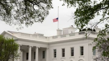 La Casa Blanca y todos los edificios federales ondean la bandera de EE.UU. a media asta desde hoy.