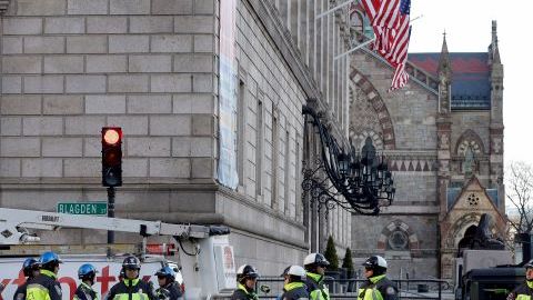 La Policía de Boston está entrevistando a testigos y se está cribando la amplia escena del crimen en el centro de la ciudad de Boston.