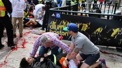 Se desconoce quién provocó el atentado que dejó a esta joven corredora herida, al igual que a otras 141 personas. Las explosiones también provocaron tres muertes.