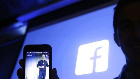 El mecanismo es parte de una integración más amplia que lleva a cabo Facebook con su nuevo "Home" en algunos teléfonos que corren bajo "Android". En la foto, Michael Goodwin, de HTC, presenta el nuevo sistema en un dispositivo de la empresa.