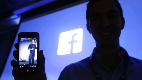 El mecanismo es parte de una integración más amplia que lleva a cabo Facebook con su nuevo "Home" en algunos teléfonos que corren bajo "Android". En la foto, Michael Goodwin, de HTC, presenta el nuevo sistema en un dispositivo de la empresa.