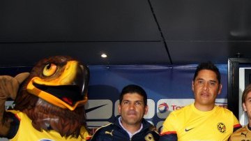 Técnicos, jugadores y mascotas de América y Pumas posaron para la foto