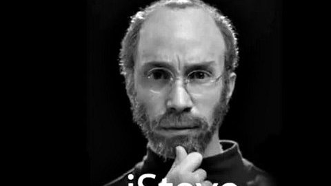 Justin Long interpretando a Steve Jobs.