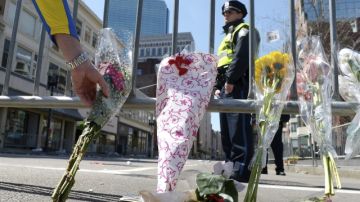 Tanquetas y vehículos militares custodian la escena de los atentados el lunes; murieron tres personas y más de 170 resultaron heridas por la explosión de dos bombas durante el Maratón de Boston.