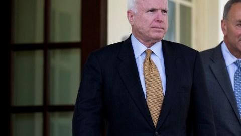 Los senadores John McCain (i) y Charles Schumer se diponían a hablar con la prensa ayer en el Capitolio Federal, en Washington, D.C.