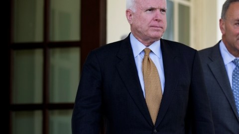 Los senadores John McCain (i) y Charles Schumer se diponían a hablar con la prensa ayer en el Capitolio Federal, en Washington, D.C.