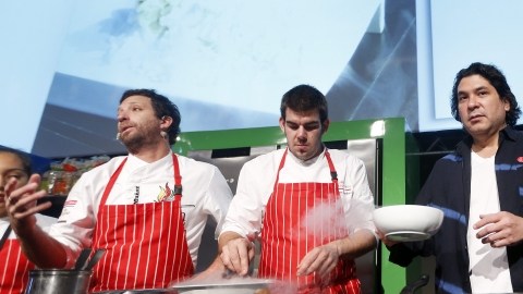 El  peruano Gastón Acurio (d)  habló sobre el trabajp social de los chefs, durante  el Festival ÑAM Santiago 2013, en Chile.
