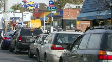 Vista de una fila de autos cerca de una gasolinera  en City Island. La demanda de vehículos automotores aumentó en marzo.