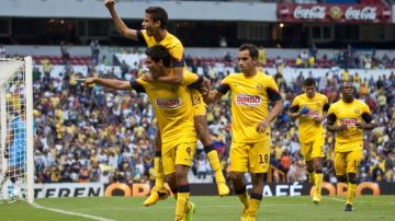 Integrantes del América festejan un gol del delantero Raúl Jiménez (9) quien estará en el partido frente a Pumas en el estadio Azteca.