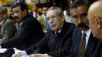 El exgeneral golpista guatemalteco José Efraín Ríos Montt (c)  asiste  al juicio que se sigue en su contra por el asesinato de  indígenas ixiles entre 1982 y 1983.