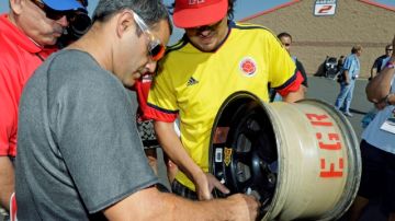 El piloto Juan Pablo Montoya le firma un autógrafo a un compatriota que viste la camiseta de la selección nacional de Colombia. El bogotano cree que con su llegada la comunidad hispana ha puesto mucha más atención al deporte.