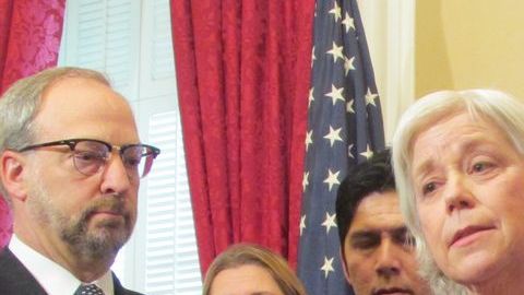 Amanda Wilcox madre de una joven asesinada aboga por el Acta de la Vida, un paquete legislativo para prevenir la violencia por armas en California.