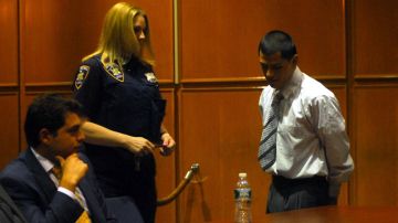 El jurado solicitó a la corte las pruebas del caso contra Paguay (derecha) que se han visto limitadas a fotos y testimonios.