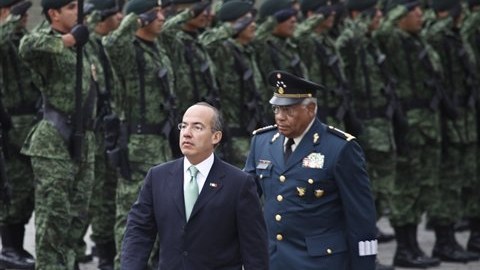 El presidente Calderón lanzó al Ejército a luchar contra los cárteles en lo que juristas han tachado como una violación a la constitución.